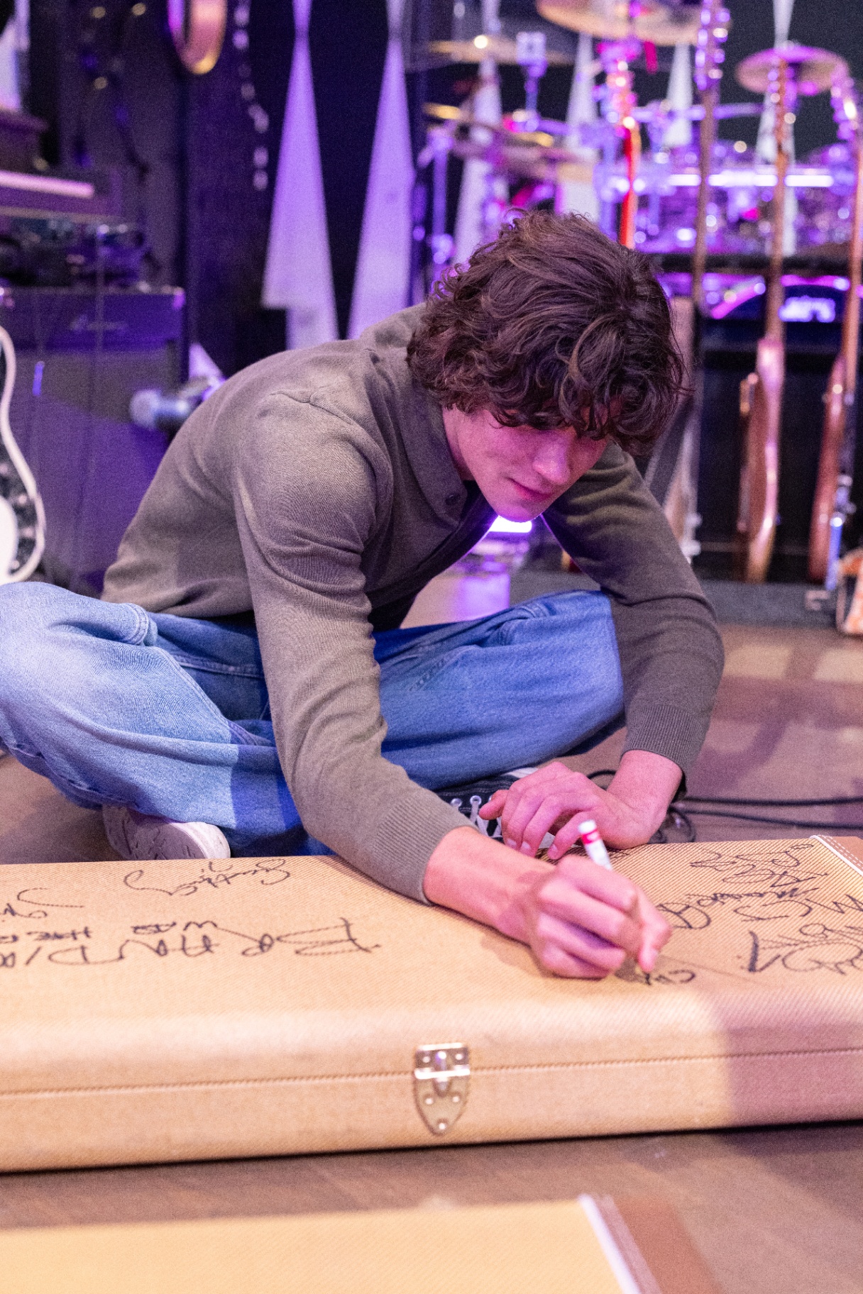 Dweezil Zappa signing the cardboard Telecaster case backstage